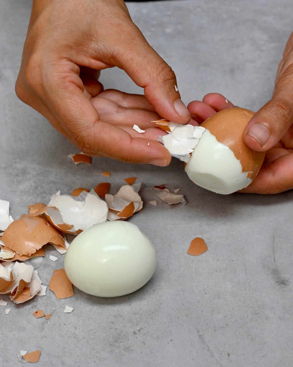 Peel-Hard-Boiled-Eggs.jpeg