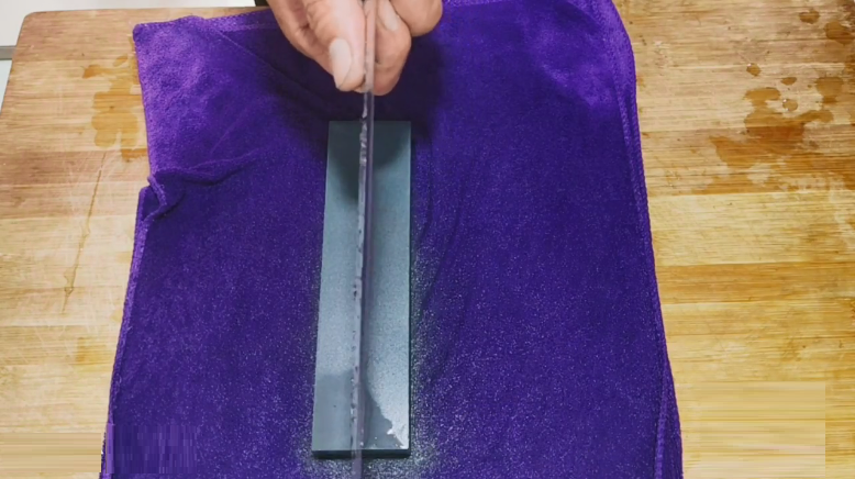 Pick up the knife, and when the blade can't be seen, the sharpening is all done..png