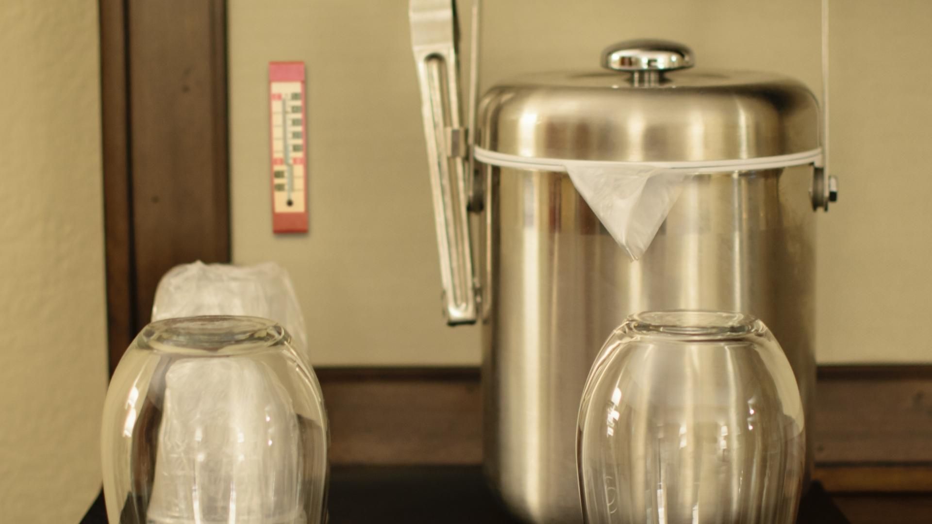 Place The Ice Bucket In A Low-Temperature Area.jpg