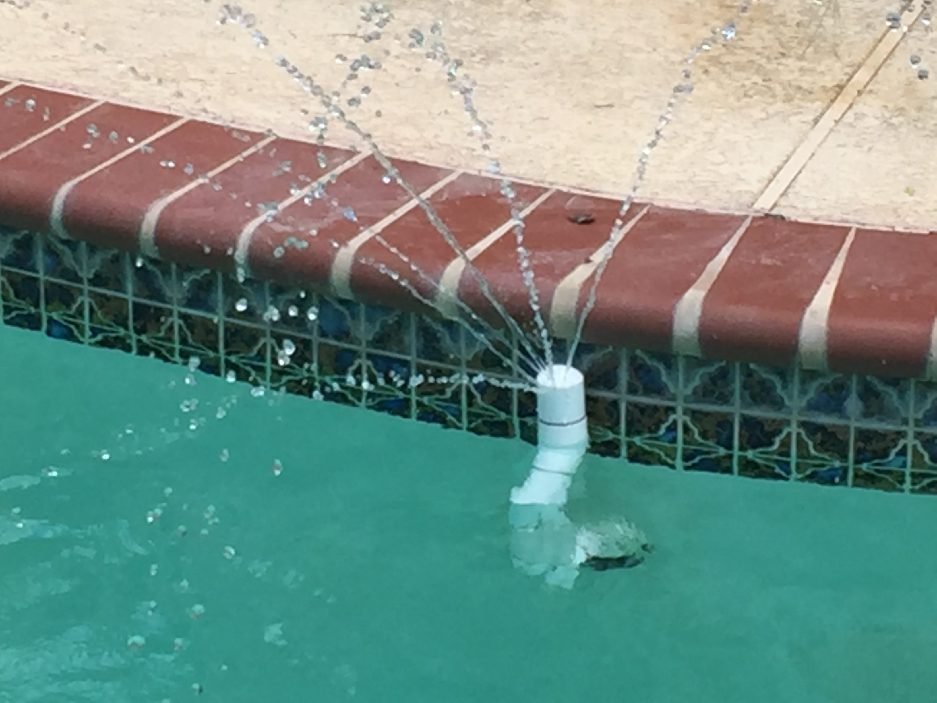 Pool Fountain in use-Closeup.JPG