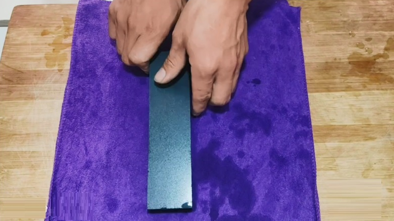 Put a towel on the chopping board to prevent the whetstone from sliding.png