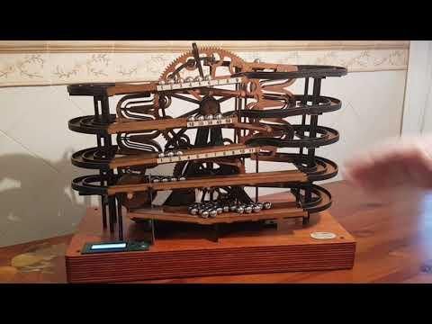 Reloj "Noria". un reloj de bolas de acero con soner&iacute;a