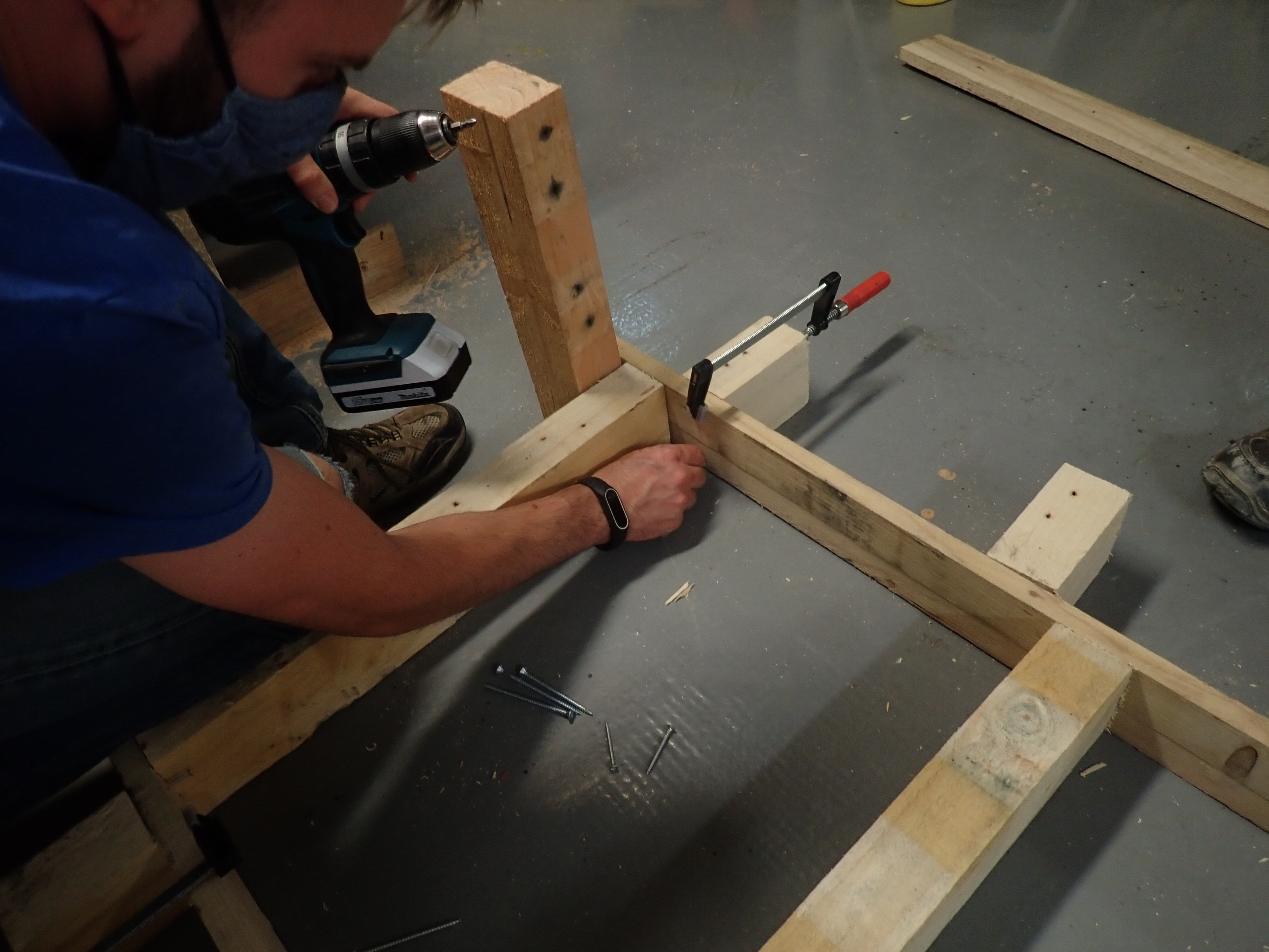 Remorque_v_lo_en_bois_4b_vissage_tronc_ext_rieur_PA270077.JPG