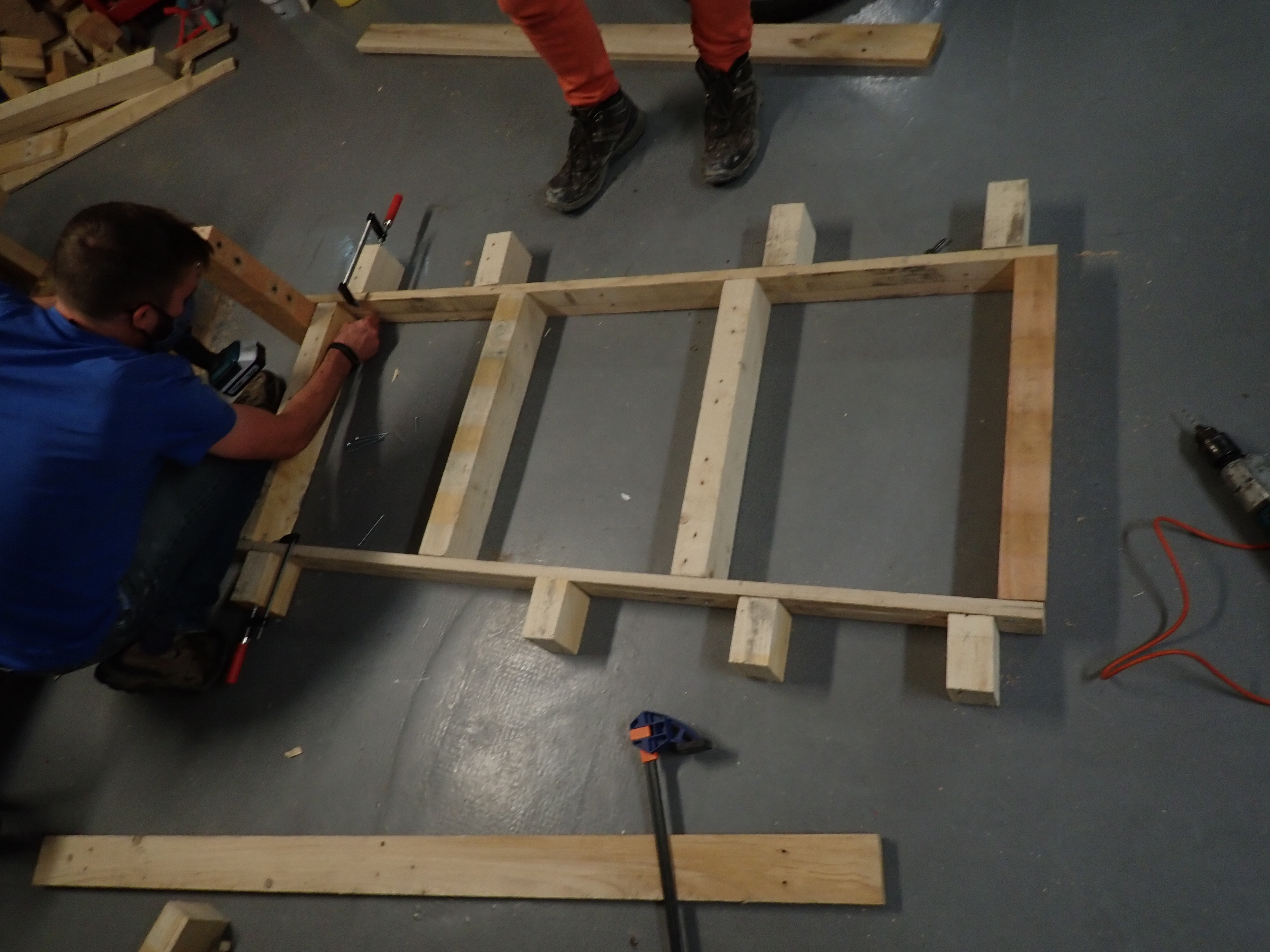 Remorque_v_lo_en_bois_4c_vissage_tronc_ext_rieur_PA270078.JPG