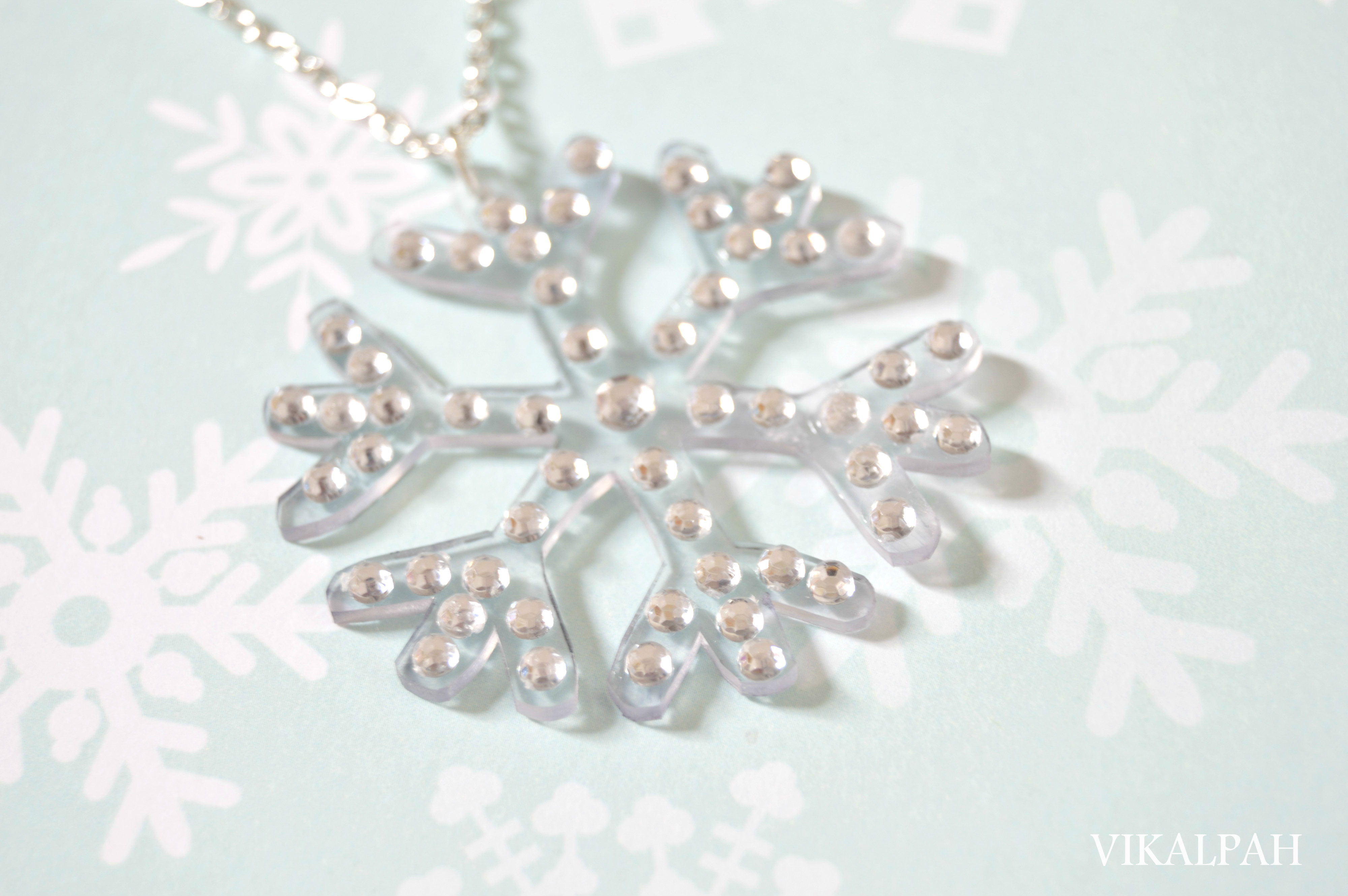 SNOWFLAKE NECKLACE.jpg