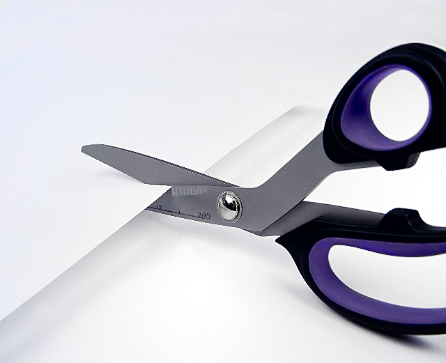 Siccors_cutting_paper01_smaller.png