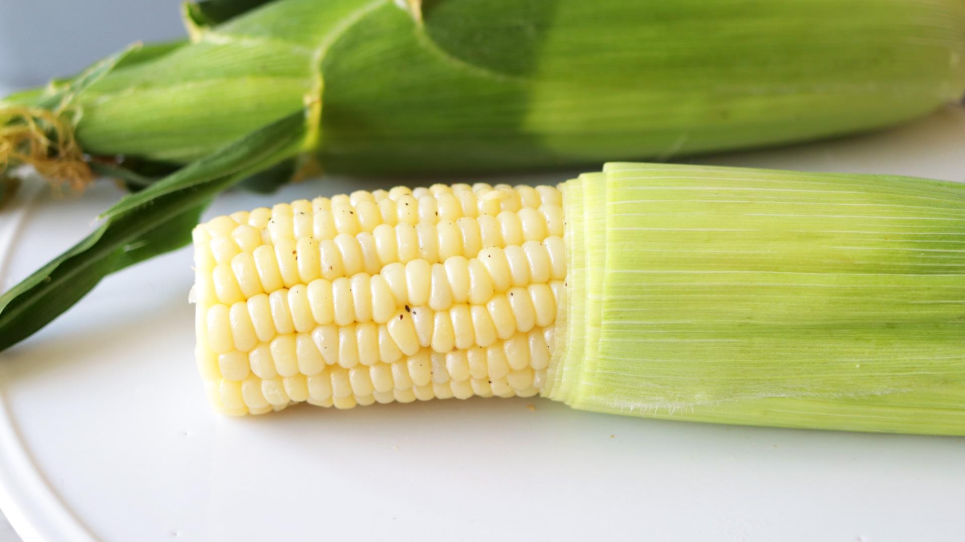 Super Easy Microwave Corn on the Cob No Shucking 2.jpg