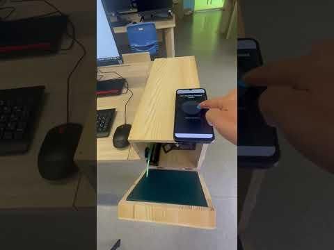 The demonstration of control lever to open the tailgate and close the tailgate