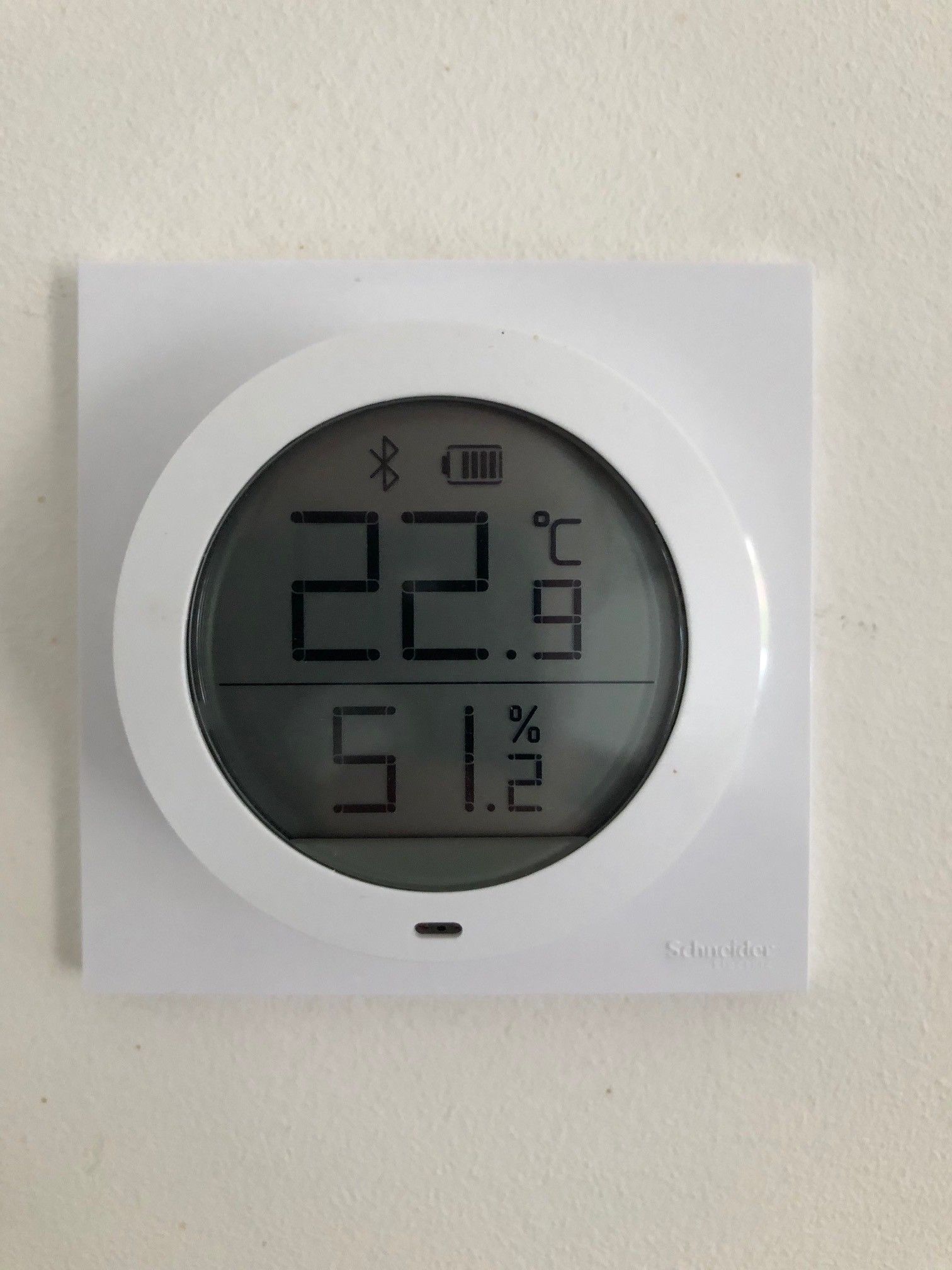 Thermom&egrave;tre Xiaomi sur plaque Schneider.jpg