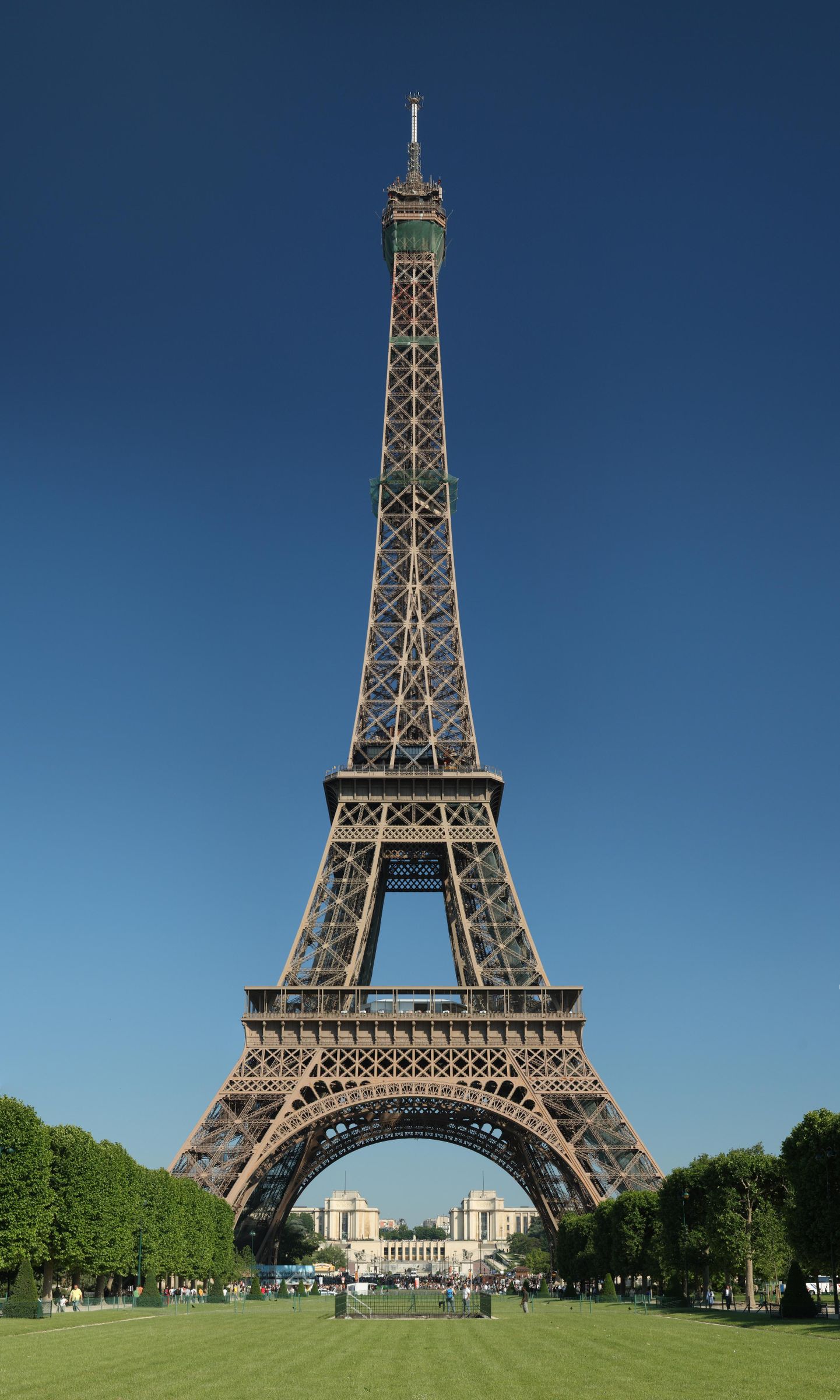 Tour_Eiffel_Wikimedia_Commons_(cropped).jpg
