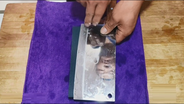 Use a rough stone to cut on one side and grind it vertically..png