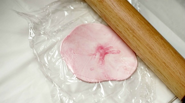 Valentines-Craft-Idea-with-Air-Dry-Hearty-Clay-that-shows-how-to-make-colored-clay1.jpg