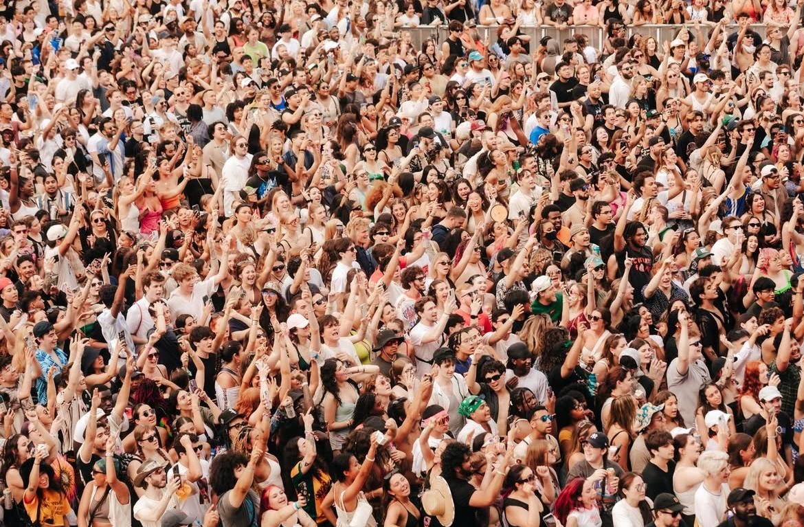 bigggg crowd.jpg