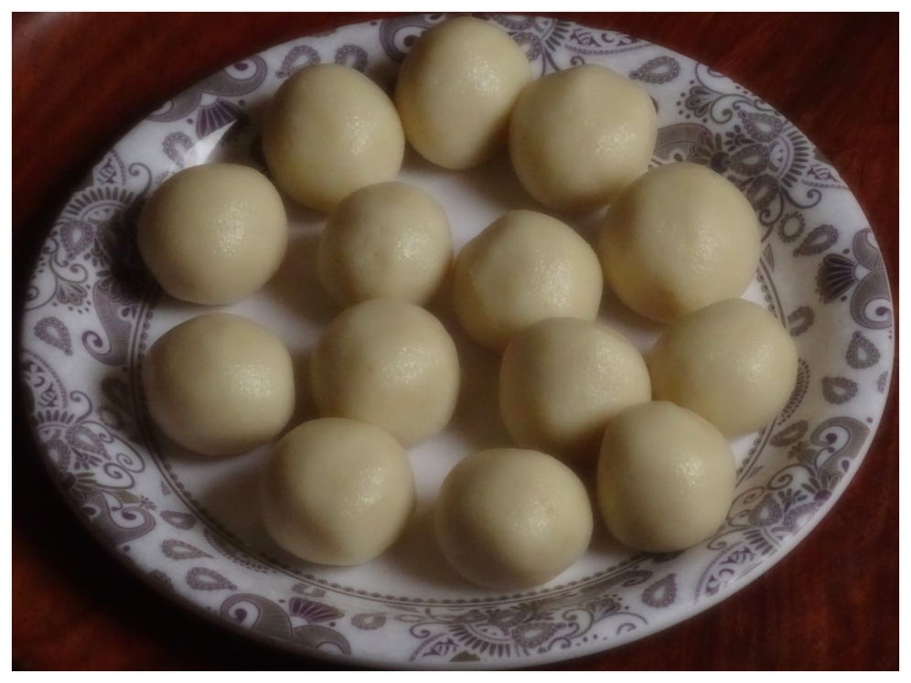 bread-gulab-jamun-spicyvegrecipes-edges-cut-chopped-grind-slice-dough-ball-roll.jpg