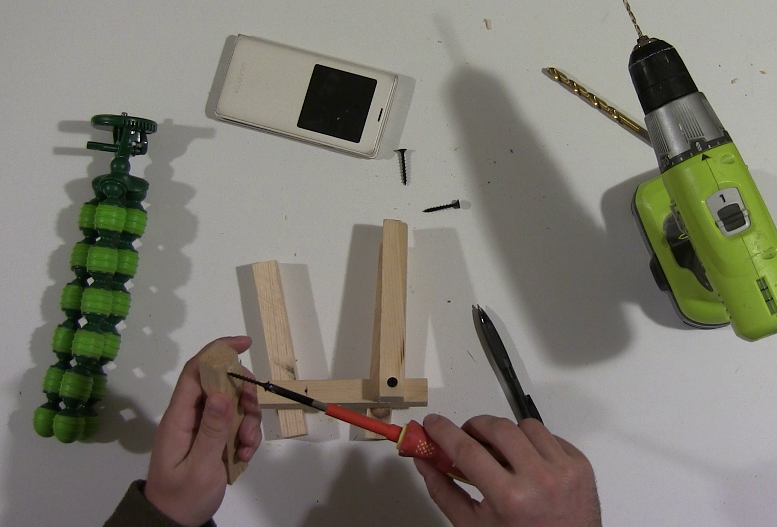 cellphone tripod mount- assemble screw.png