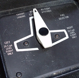 cessna 172SP fuel selector.jpg