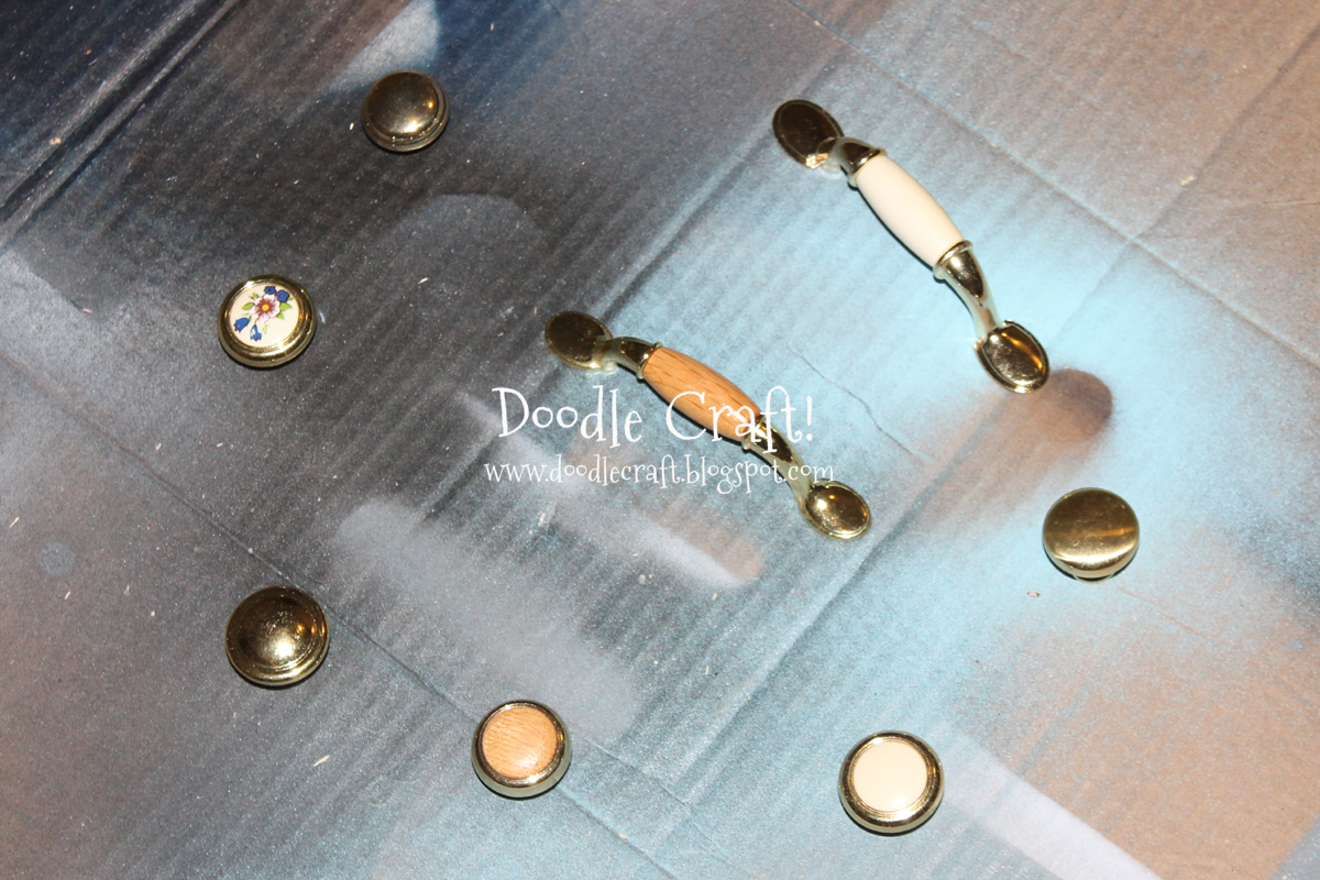 cheap unmatching handles and knobs.jpg