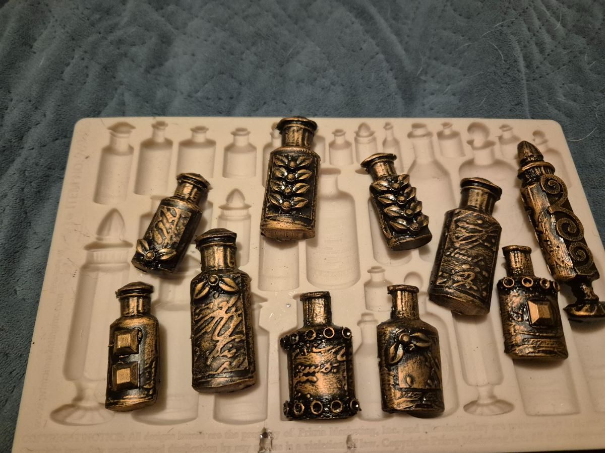 decorate-mini-urns-bronze-accents.jpg