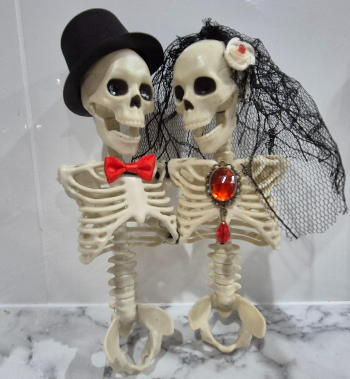 decorated-skelletons-bride-groom.jpg
