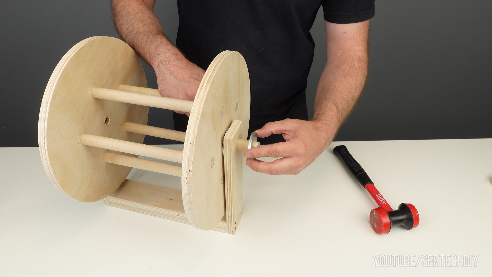 diy_wooden_air_hose_reel_from_plywood-2C.jpg