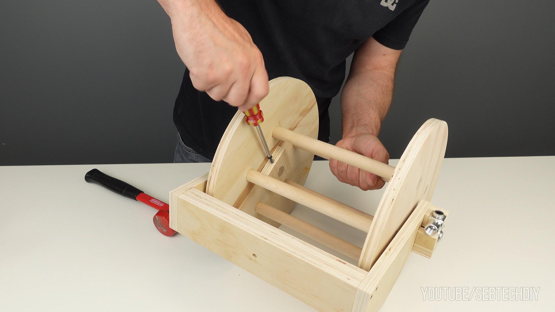 diy_wooden_air_hose_reel_from_plywood-2E.jpg