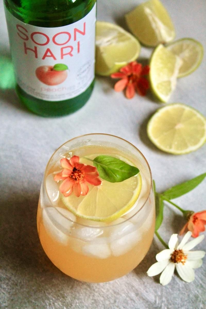 easy-sparkling-peach-champagne-cocktail-with-peach-soon-hari.jpeg
