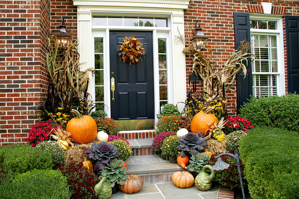 fall-landscape-decor-with-pumpkins-and-corn-stalks.jpg