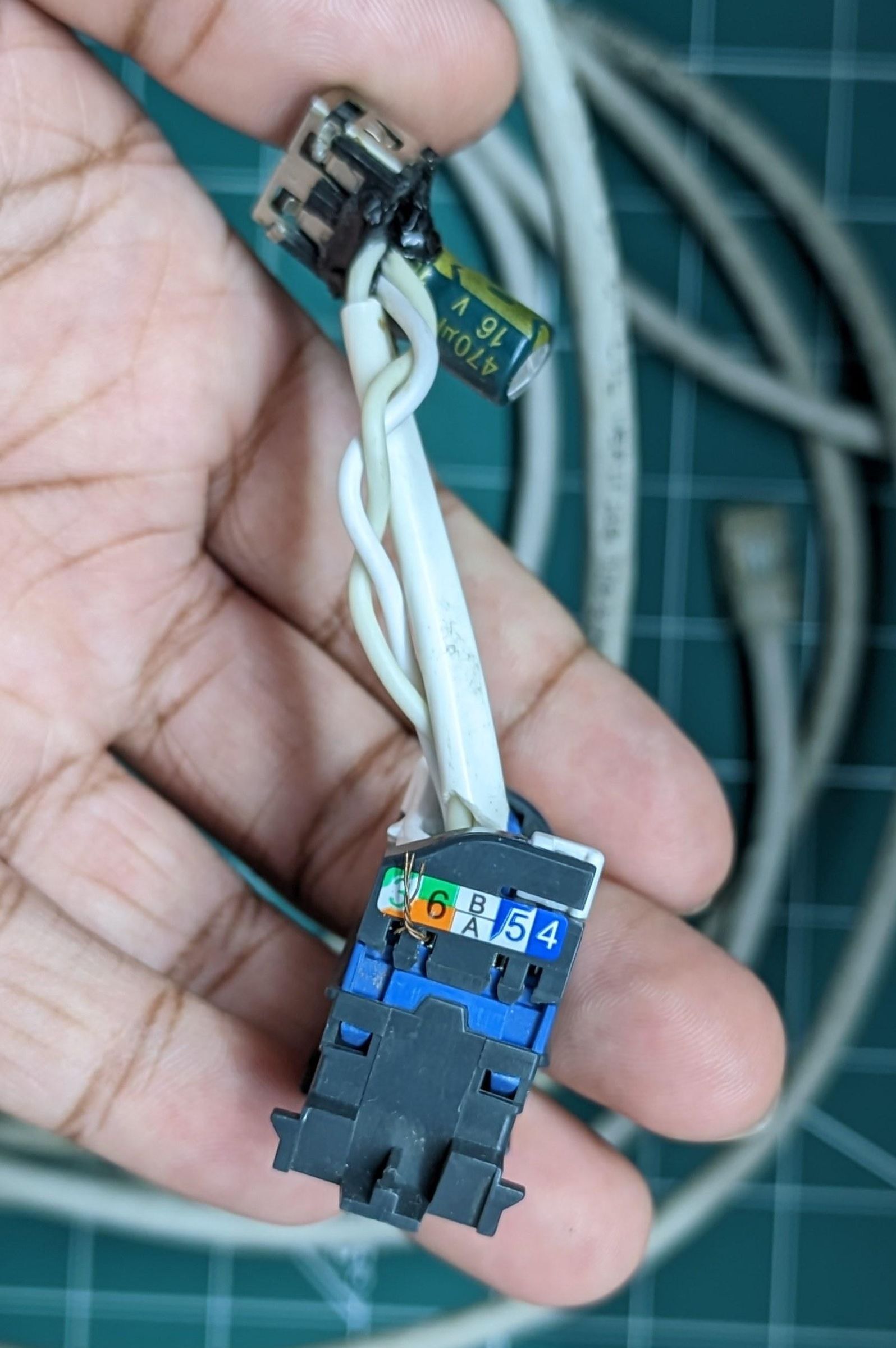 female-usb-datapins-capacitor.jpg