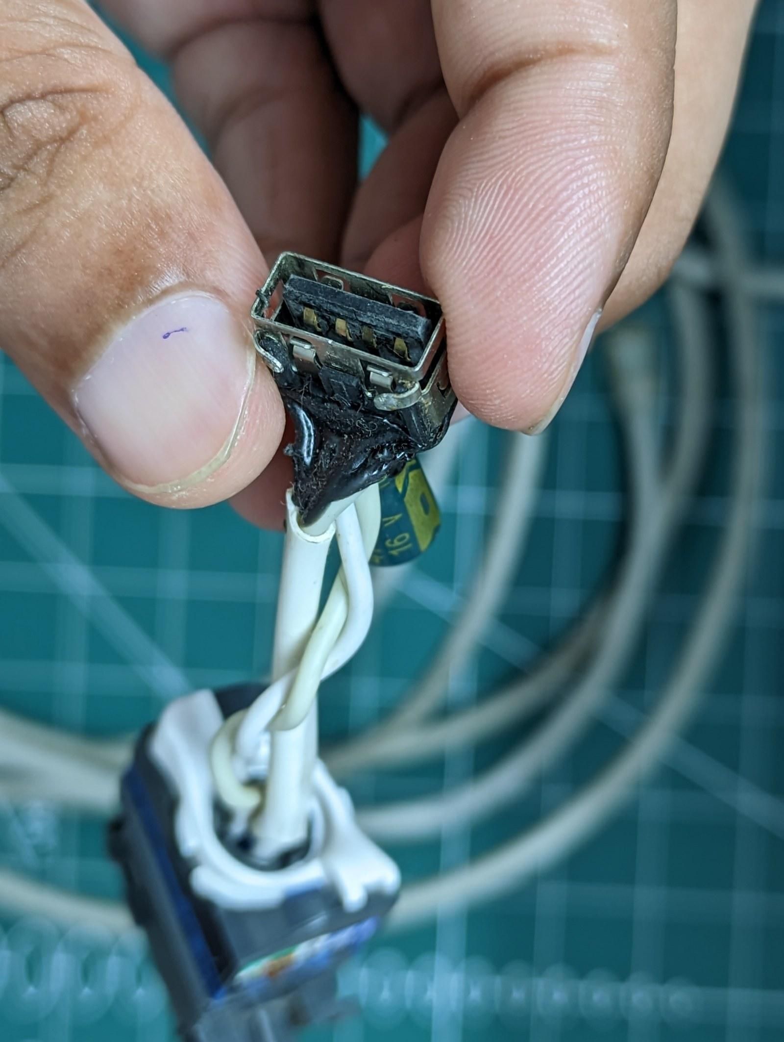 female-usb-solder-closeup.jpg