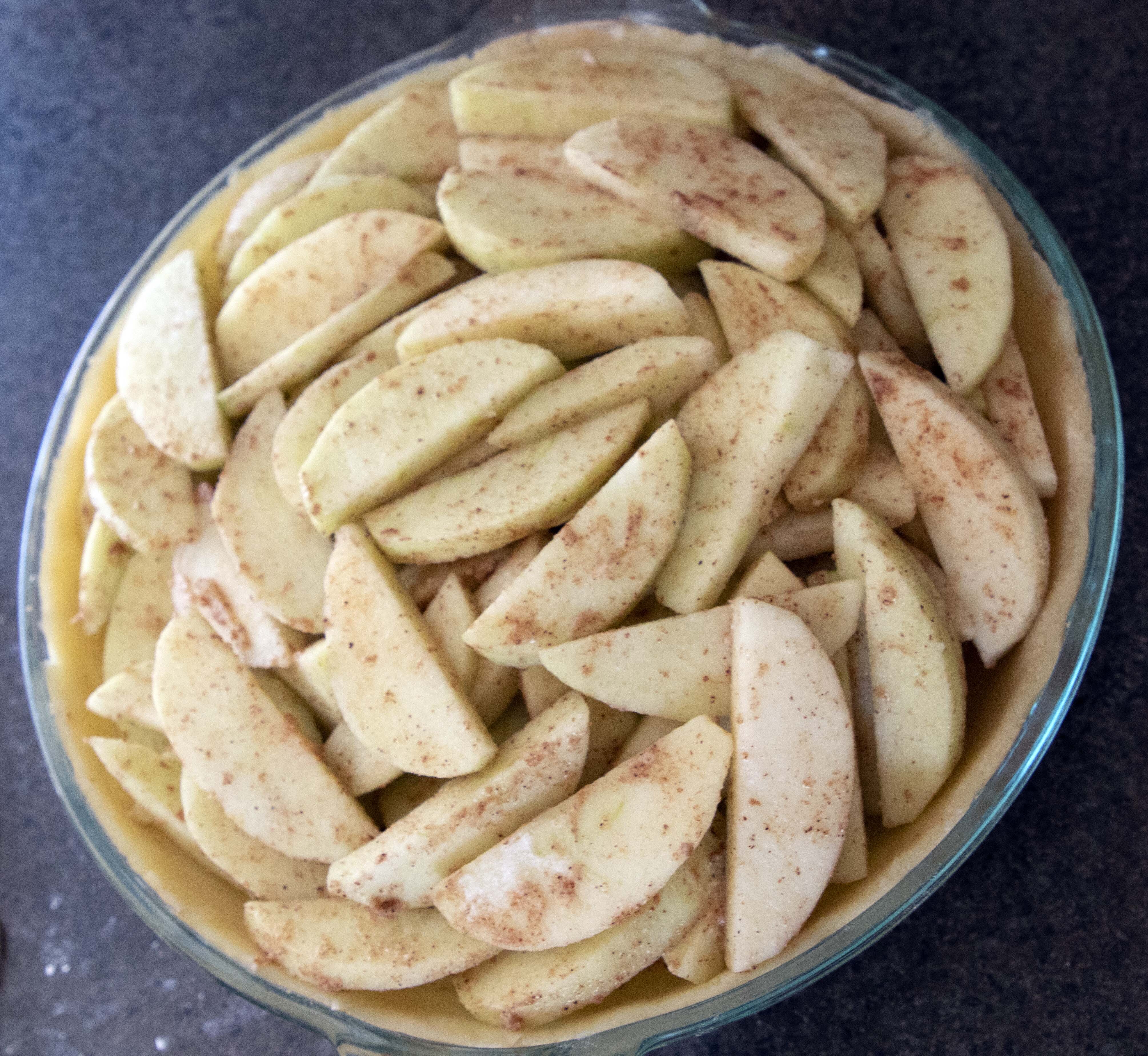 fill crust with apples.jpg