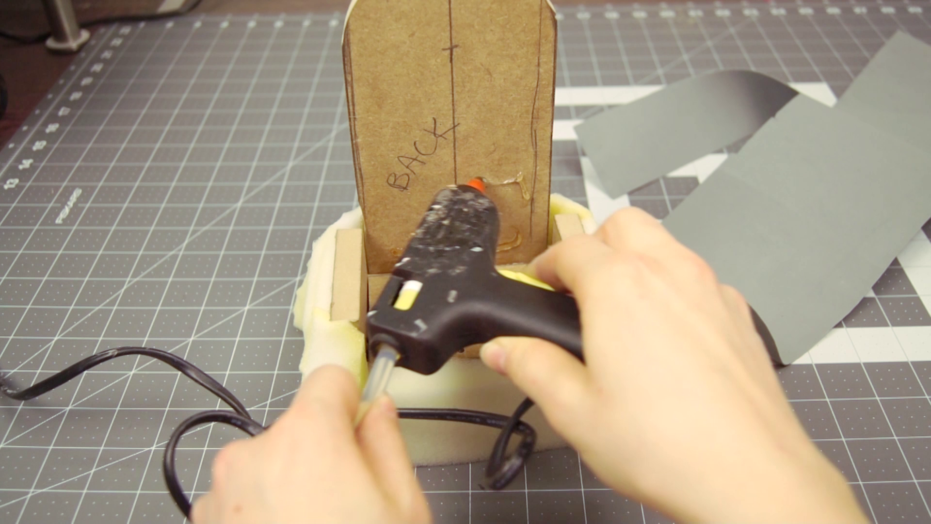 game-of-thrones-iron-throne-phone-charger-usb-nerd-nerdy-desktop-2017-07-15-19h55m34s86.png