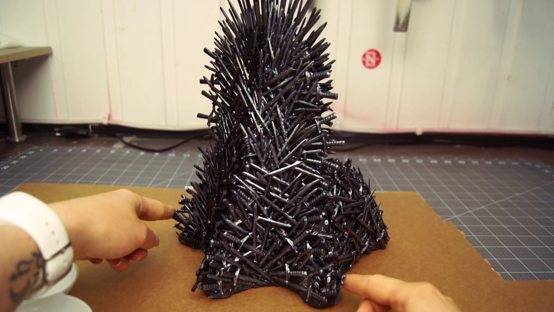 game-of-thrones-iron-throne-phone-charger-usb-nerd-nerdy-desktop-2017-07-15-20h00m49s172.png