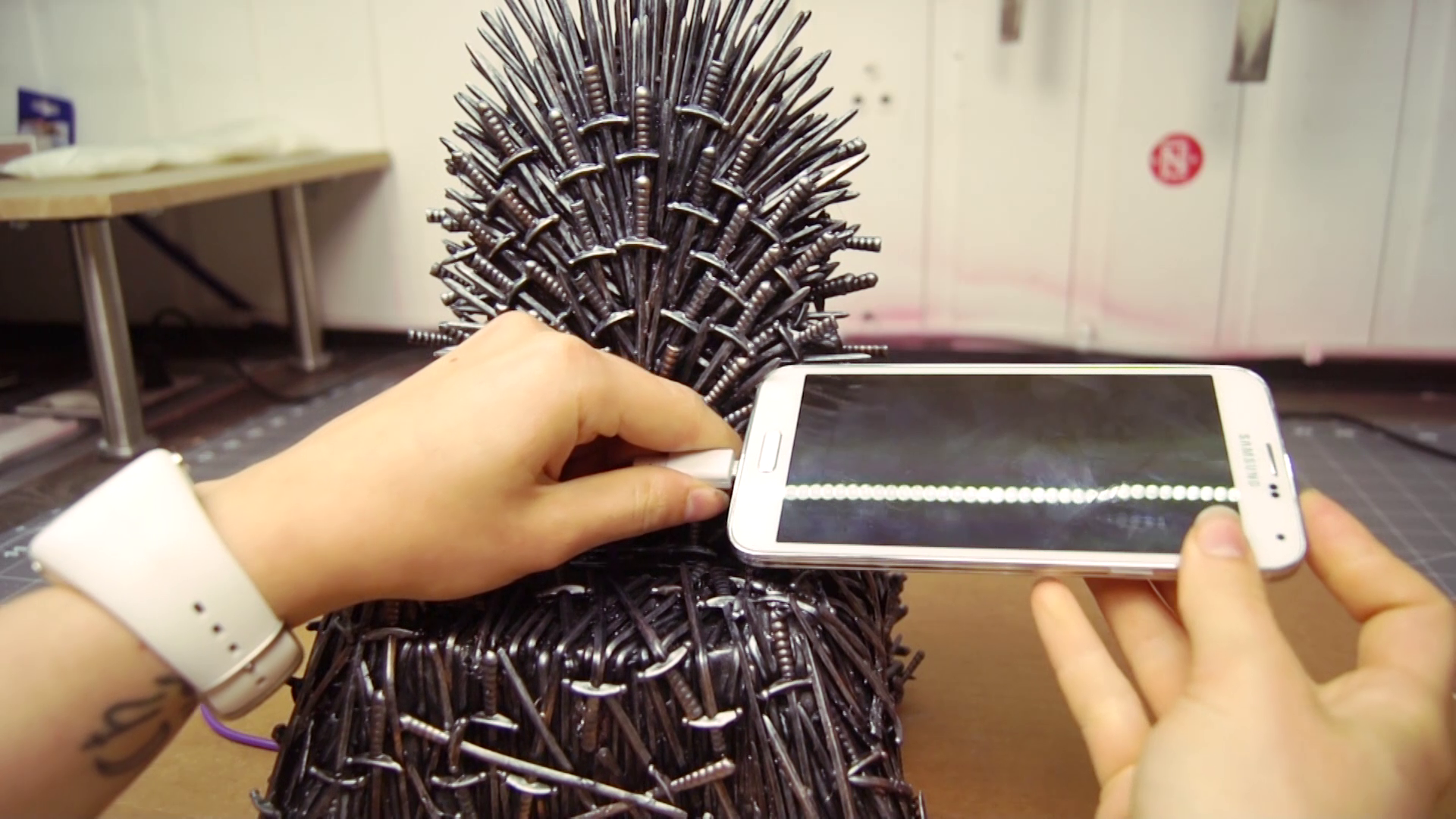 game-of-thrones-iron-throne-phone-charger-usb-nerd-nerdy-desktop-2017-07-15-20h01m40s165.png