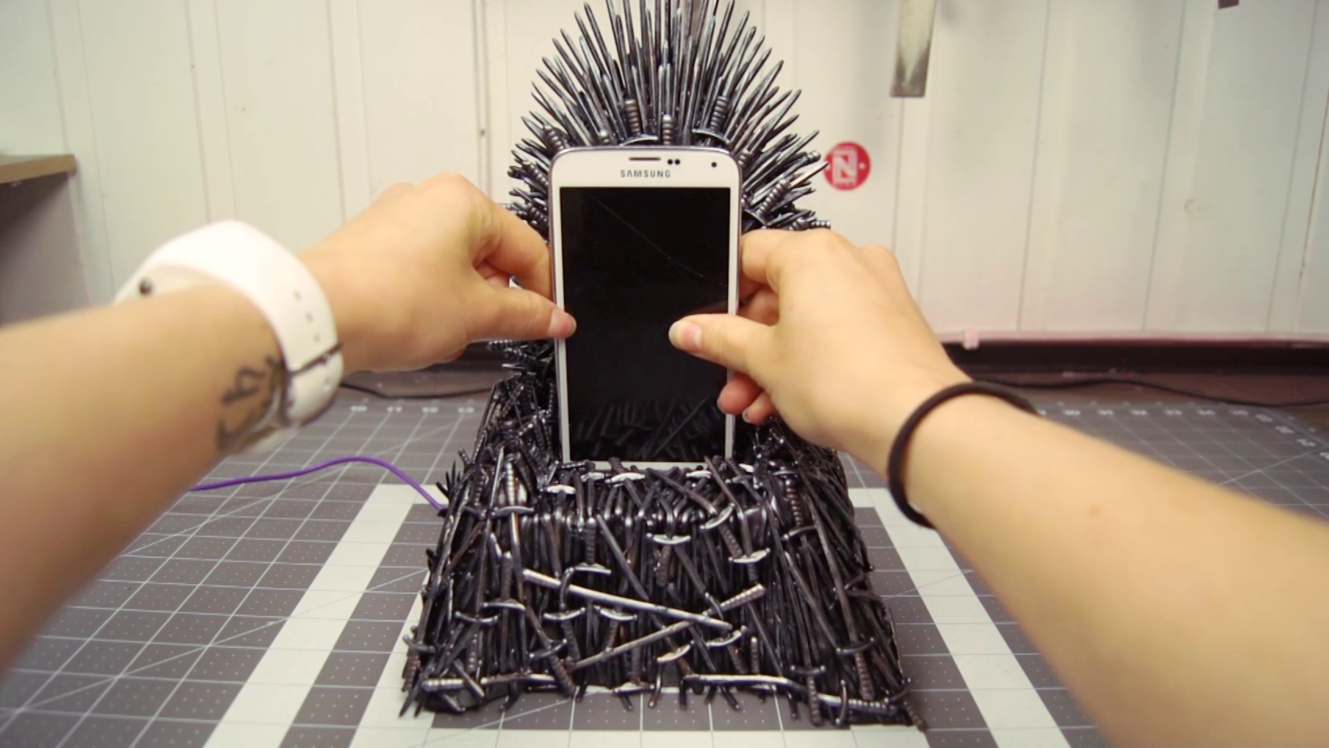 game-of-thrones-iron-throne-phone-charger-usb-nerd-nerdy-desktop-2017-07-15-20h02m07s171.png