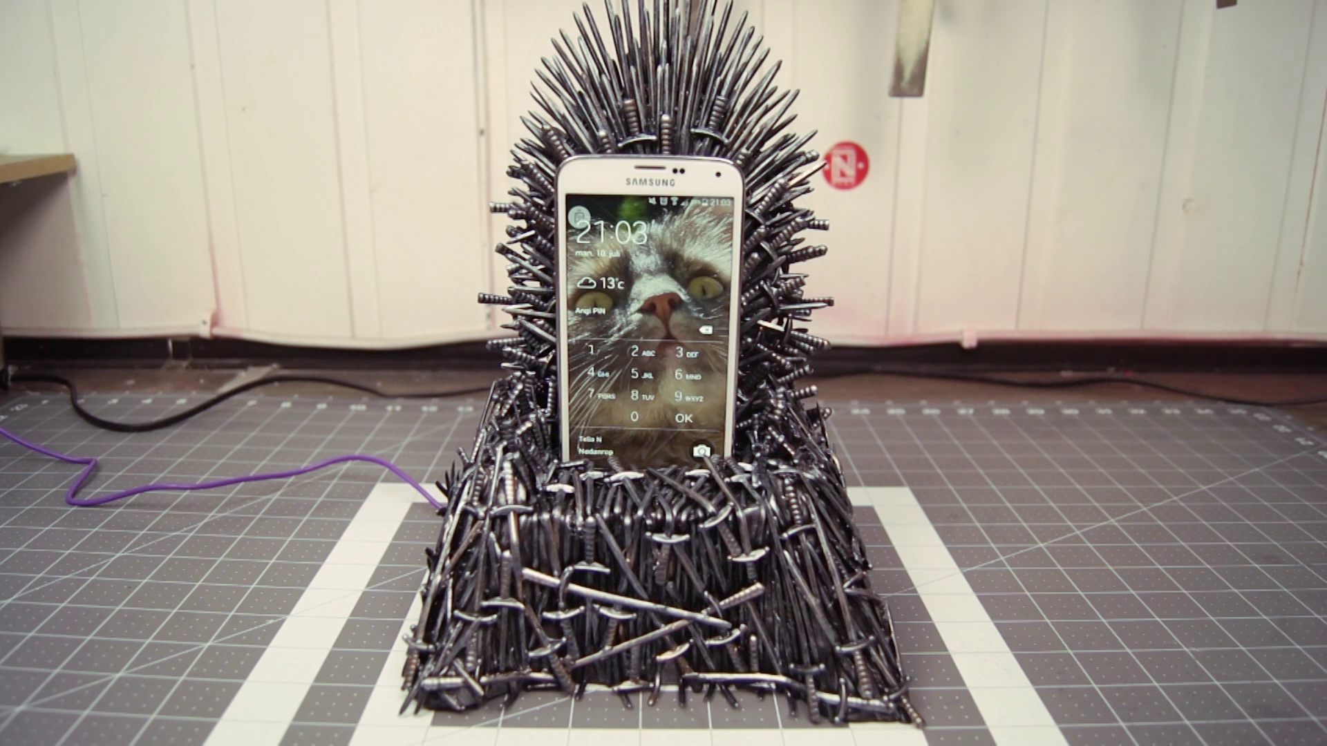 game-of-thrones-iron-throne-phone-charger-usb-nerd-nerdy-desktop-2017-07-15-20h02m11s217.png