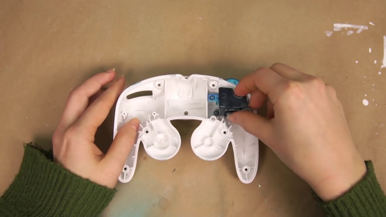 gamecube-controller-glossy-airbrush-spray-paint-mod-custom-2017-03-13-18h42m31s223.png