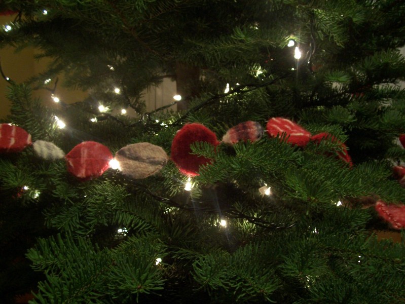 garland on tree2.jpg