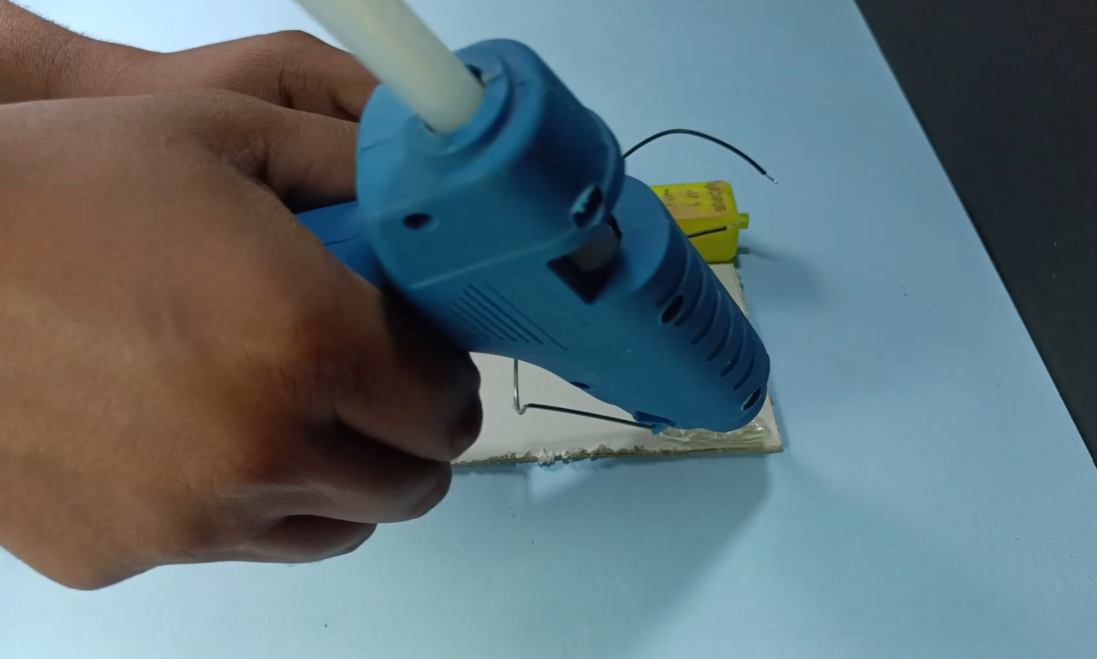 glue gun.png