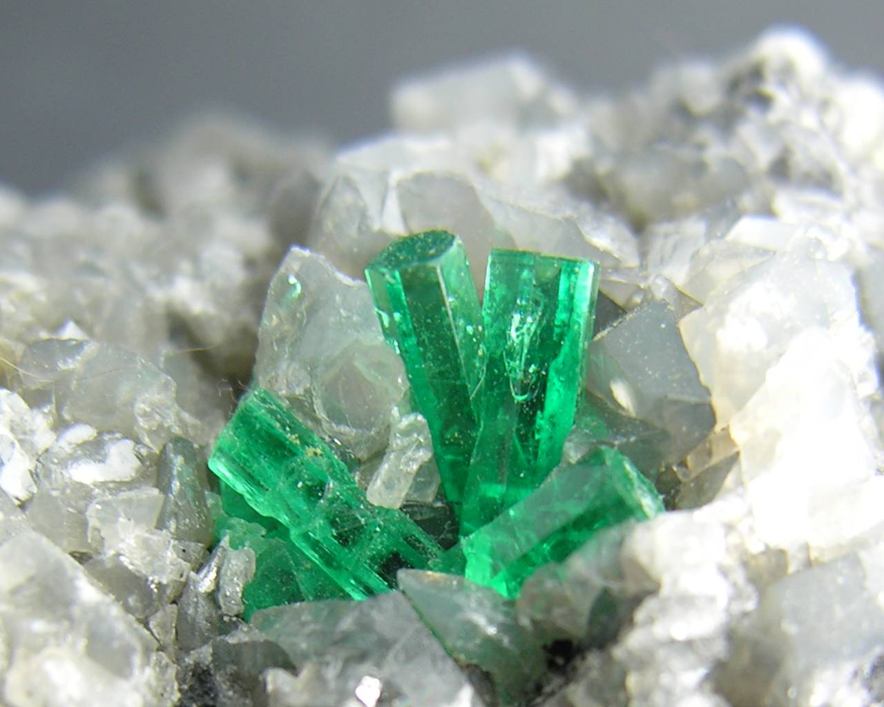 green_crystals_macro_emerald_desktop_1280x1024_hd-wallpaper-895319.jpg