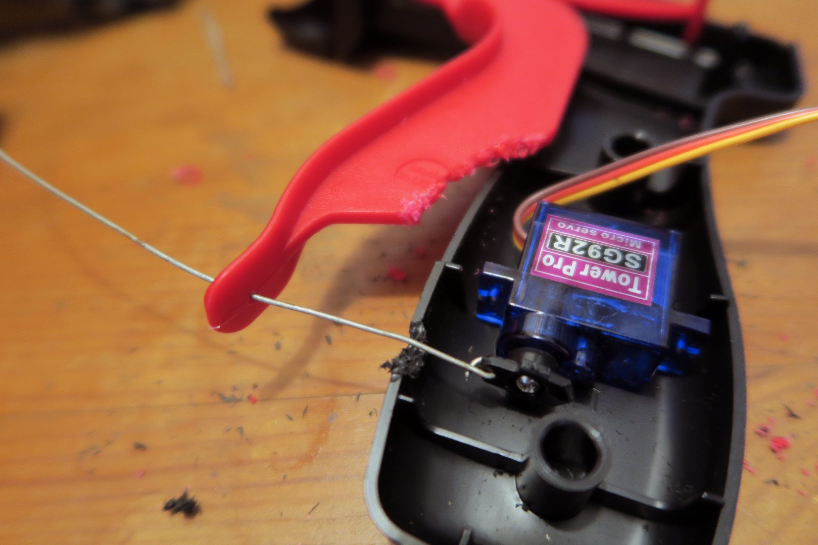 hacks_drone-spray-can-gun-servo-wire.jpg