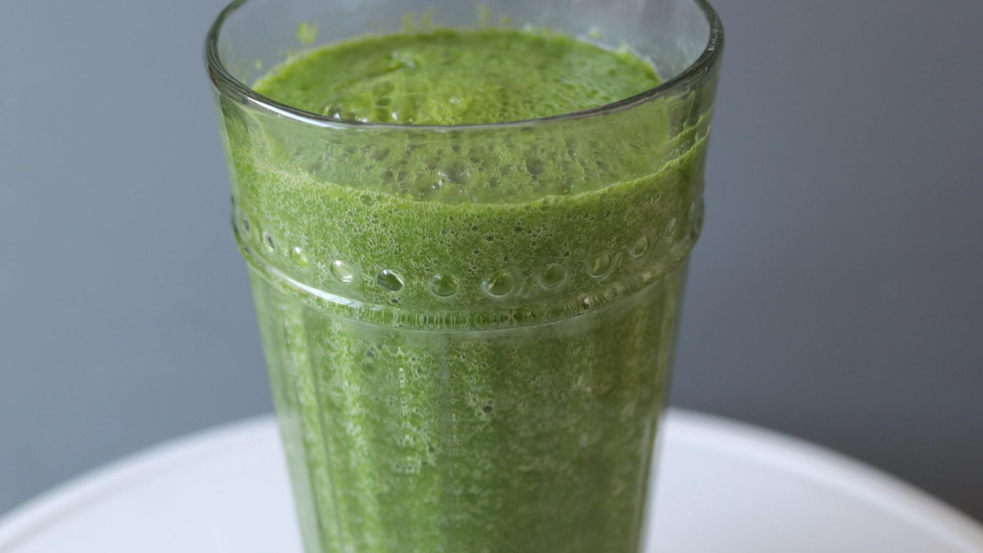 how to make a green smoothie 2.jpg