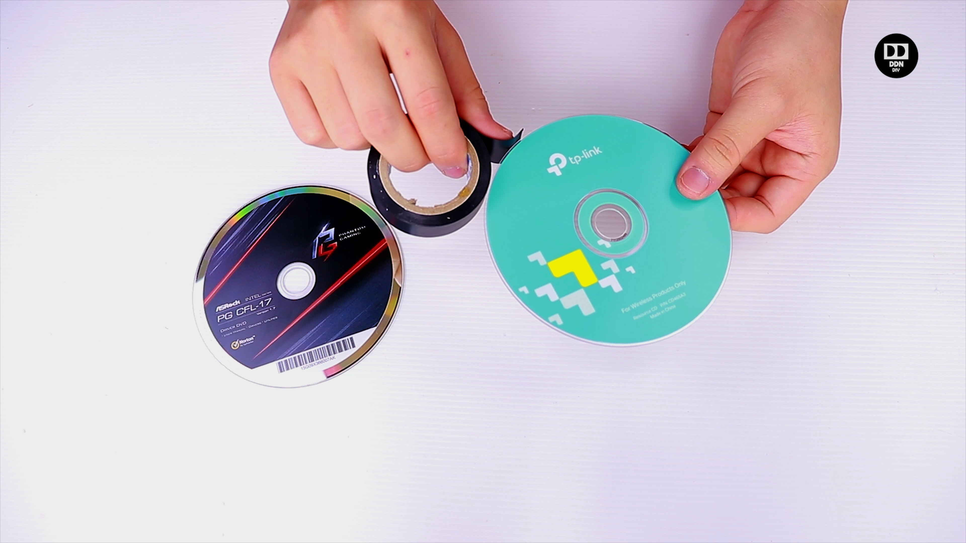 how to make an auto race car using a CD.mp4_snapshot_01.05_[2020.04.19_22.04.07].png