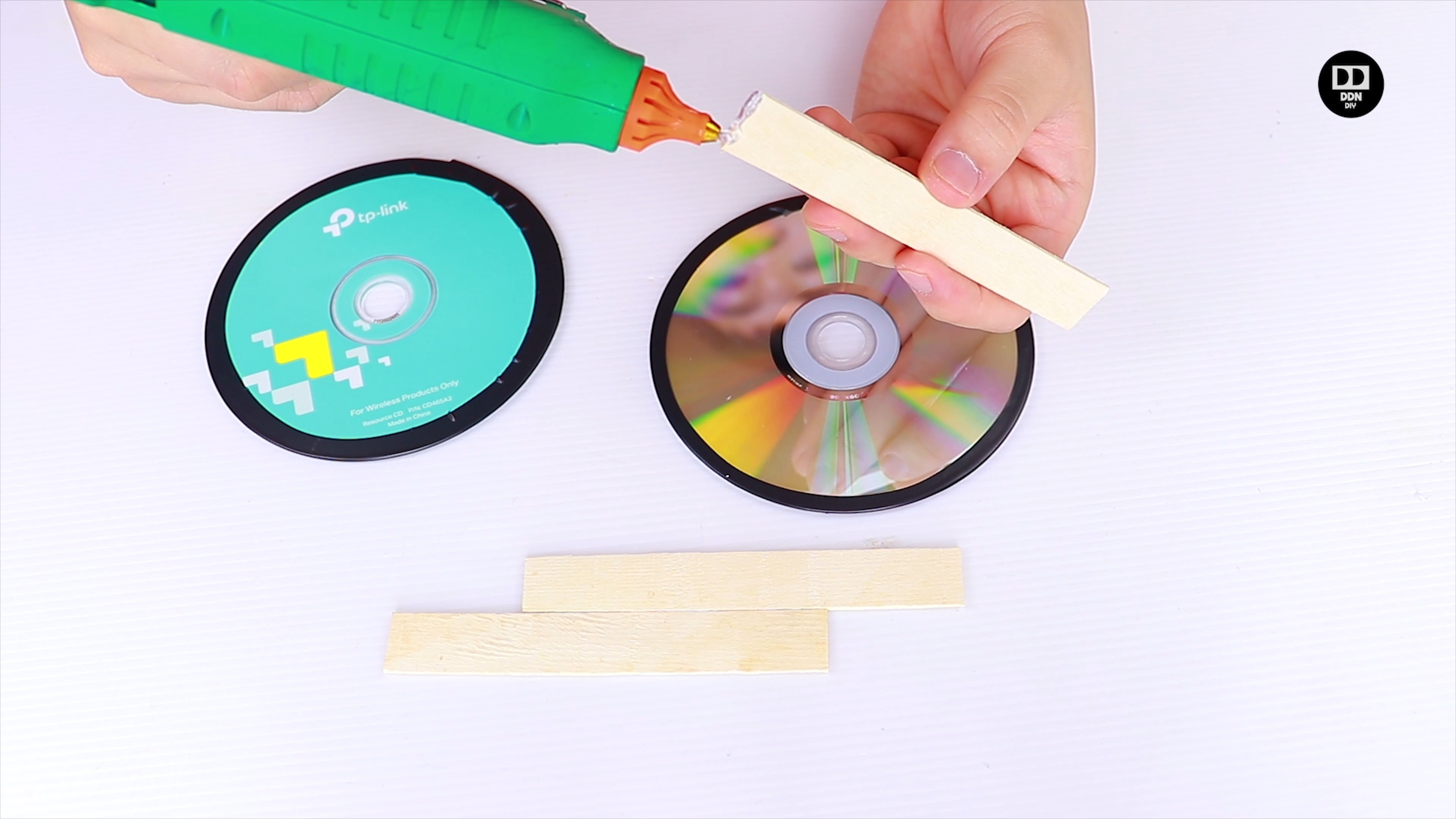 how to make an auto race car using a CD.mp4_snapshot_01.38_[2020.04.19_22.05.07].png