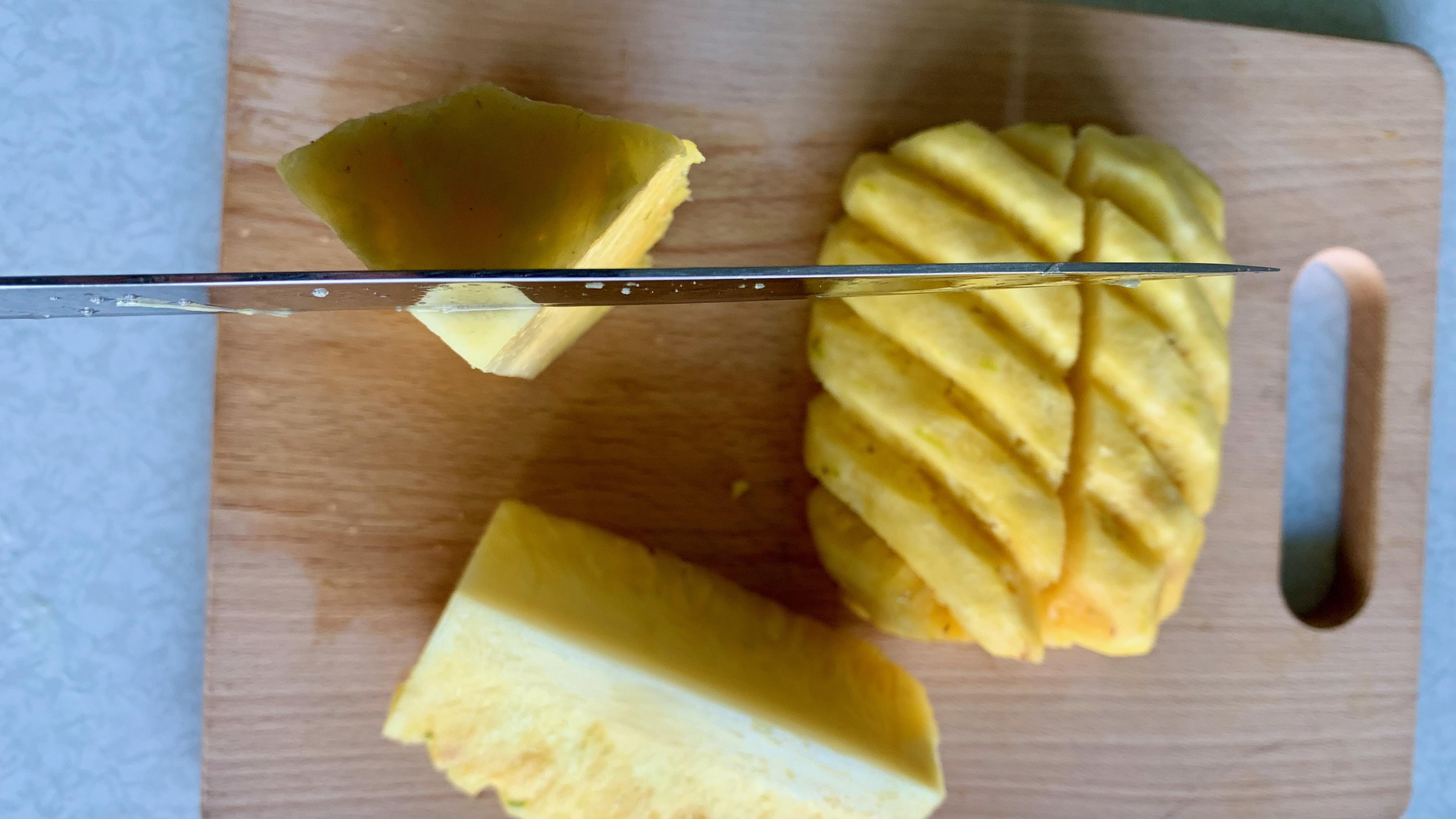 how-to-cut-a-pineapple-12.jpeg