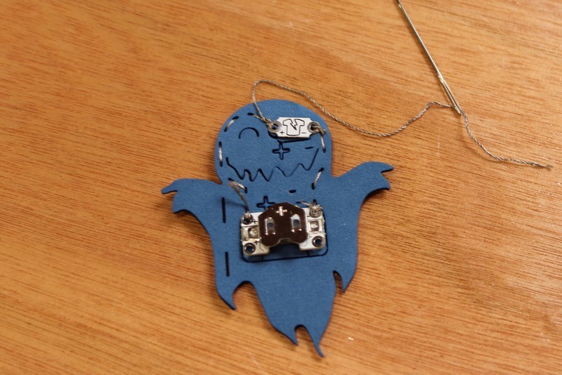 how_to_make_a_sewable_halloween_led_badge_800_10.jpg