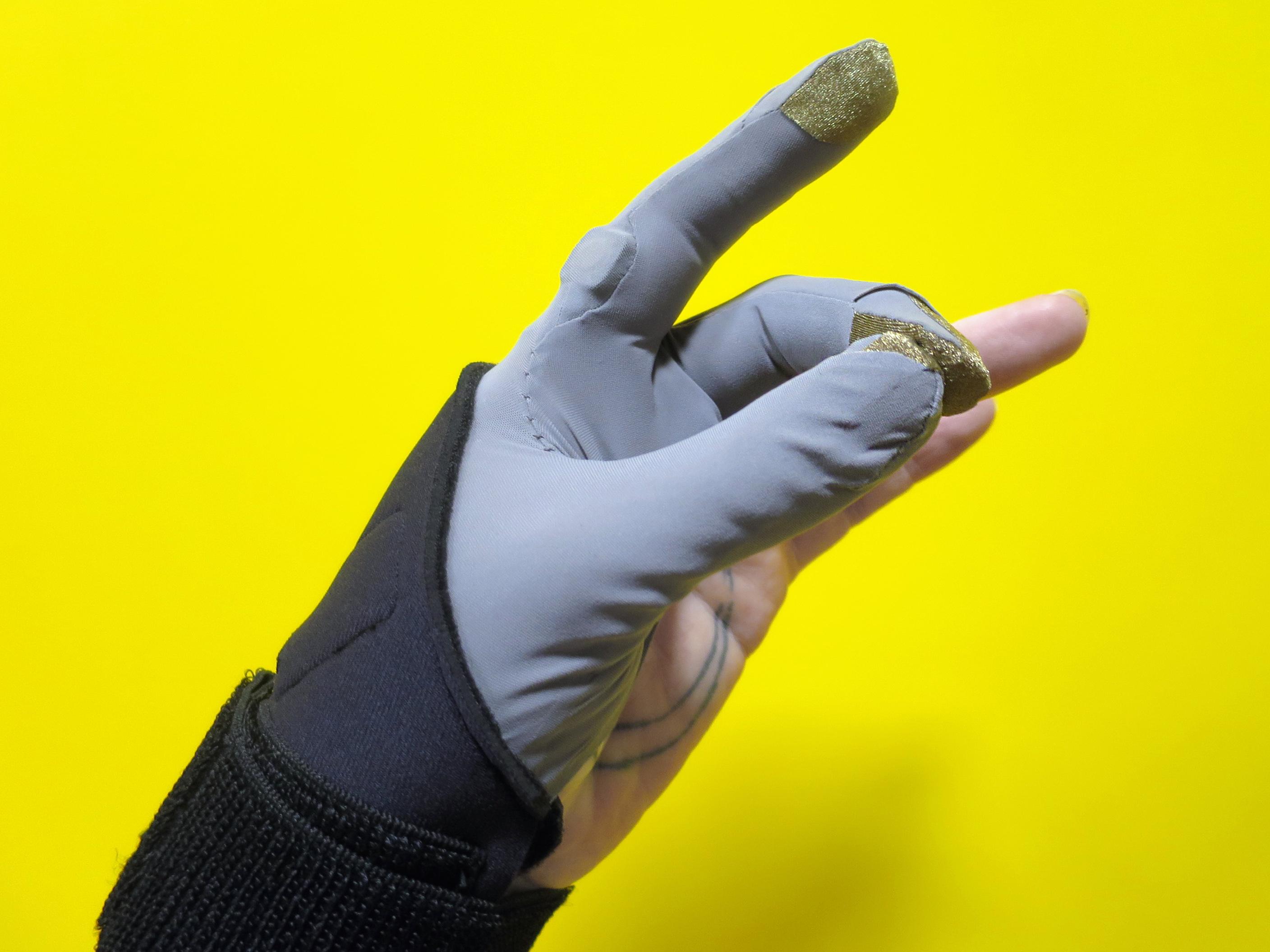 hybrid-vr-gloves-middle-finger-pinch.JPG