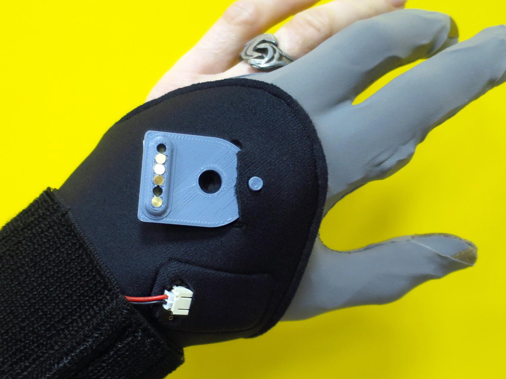 hybrid-vr-gloves-vive-connector-closeup.JPG