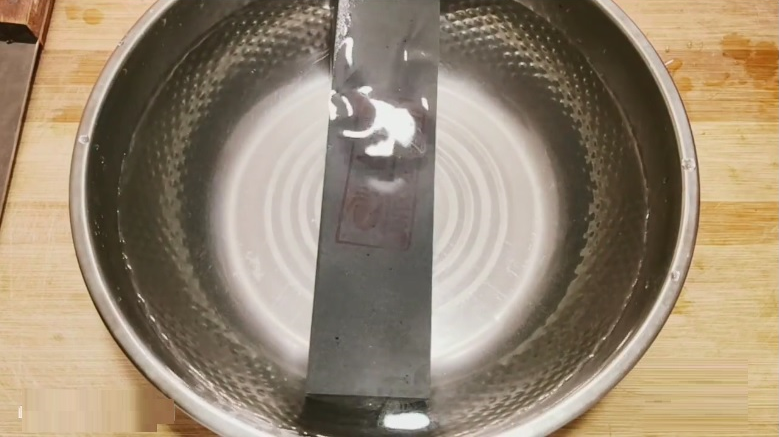 immerse the whetstone in water.png