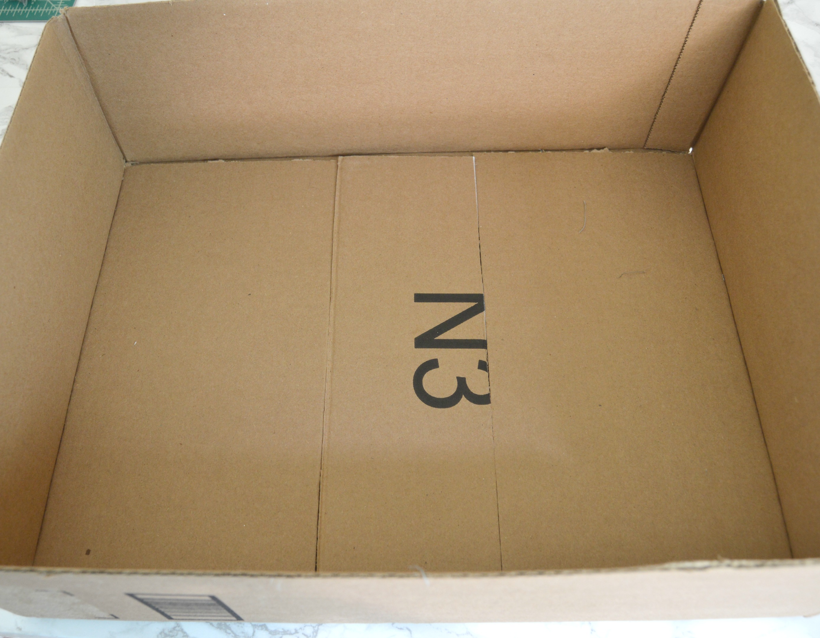 insert a cardboard in the center to even out the base of the box .jpg