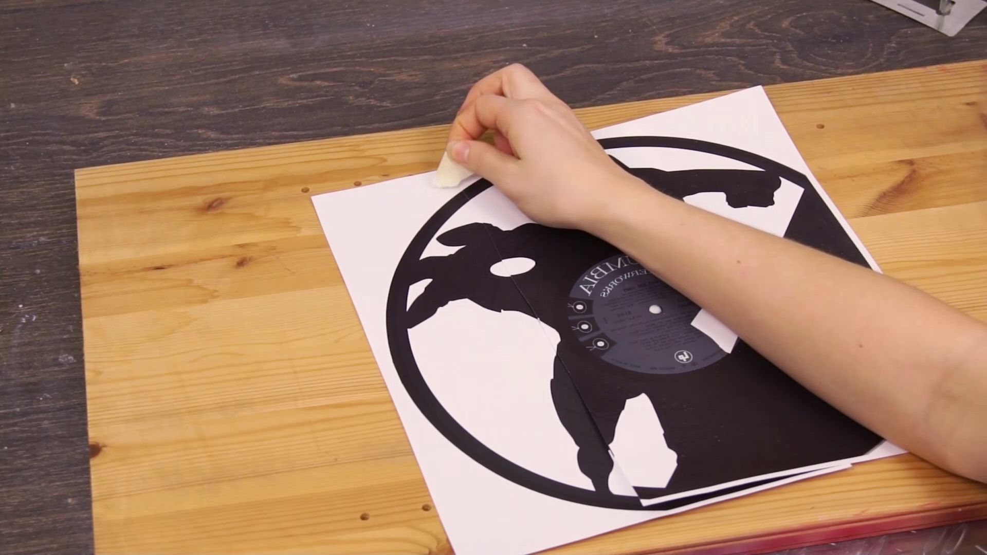 iron-man-wall-vinyl-record-clock-backlit-led-acrylic-light-2017-01-11-14h35m29s081.png